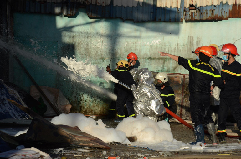 Lực lượng chức năng tiếp tục phun bọt làm mát hiện trường, bảo đảm ngọn lửa không bùng phát trở lại.