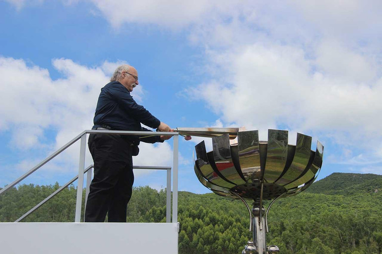 GS. Ducan Haldane thắp đuốc đánh dấu sự kiện hưởng ứng năm quốc tế khoa học cơ bản vì sự phát triển bền vững tại Trung tâm ICISE.