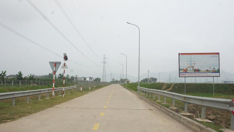Và thay thế con đường mới RN1, rộng hơn và khang trang.