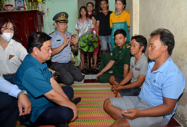 Bộ trưởng Nông nghiệp và Phát triển nông thôn Lê Minh Hoan hỏi thăm tình hình sức khỏe của hai ngư dân là hai anh em ruột đi trên tàu cá bị nạn được cứu sống là Nguyễn Thành La (ngoài cùng bên phải) và Nguyễn Thành Luyến.