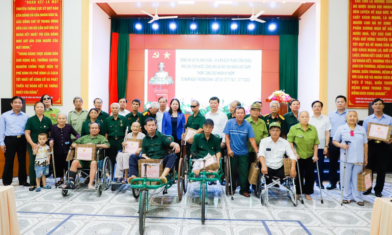 Phó Chủ tịch nước Võ Thị Ánh Xuân, lãnh đạo Bộ Lao động-Thương binh và Xã hội, UBND tỉnh chụp ảnh lưu niệm với các thương, bệnh binh tại Trung tâm điều dưỡng thương binh Nghệ An. (Ảnh: Phạm Bằng)