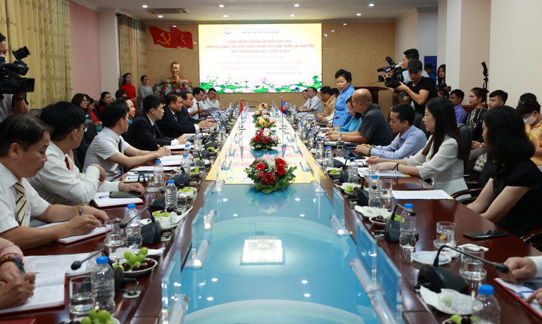 Toàn cảnh buổi làm việc.