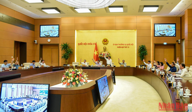 Ủy ban Thường vụ Quốc hội biểu quyết thông qua Nghị quyết tại phiên họp.