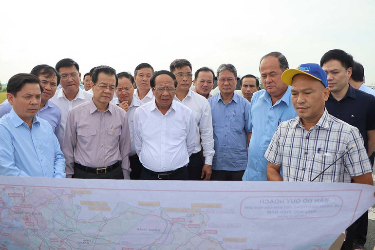 Phó Thủ tướng kiểm tra tuyến đường cao tốc qua tỉnh An Giang.