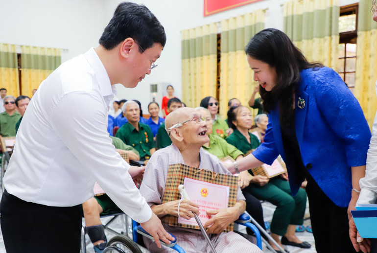 Phó Chủ tịch nước Võ Thị Ánh Xuân và Chủ tịch UBND tỉnh Nghệ An Nguyễn Đức Trung tặng quà cho các thương, bệnh binh. (Ảnh: Phạm Bằng)