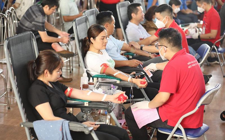 Người dân tham gia hiến máu tại ngày hội hiến máu “giọt hồng biên cương” được tổ chức tại huyện Vị Xuyên (Hà Giang).