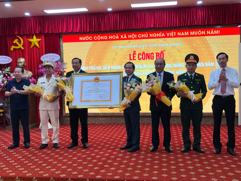 Thành phố Hà Tiên, tỉnh Kiên Giang đón bằng công nhận hoàn thành nhiệm vụ xây dựng nông thôn mới năm 2020.