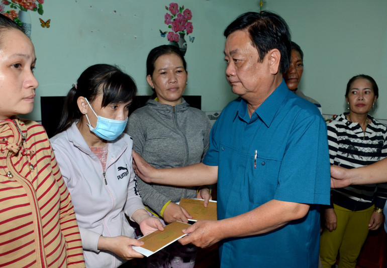 Bộ trưởng Nông nghiệp và Phát triển nông thôn Lê Minh Hoan trao quà cho gia đình các ngư dân trên tàu cá gặp nạn.