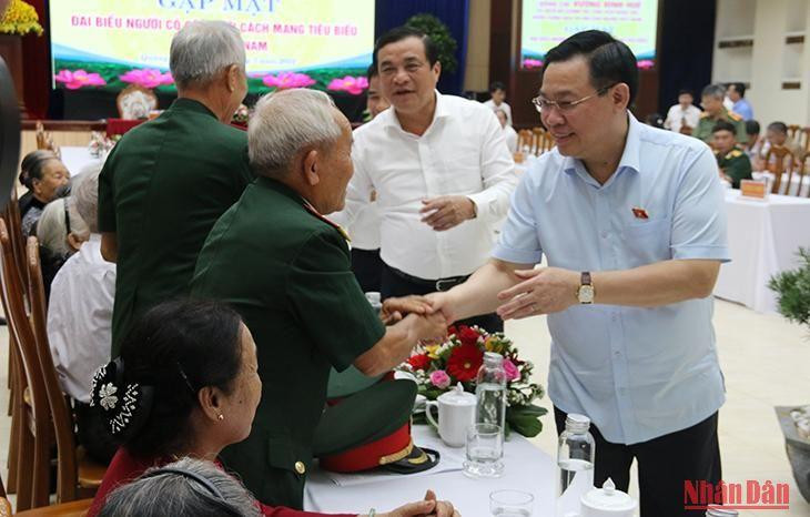 Chủ tịch Quốc hội Vương Đình Huệ trao quà, động viên người có công tại Quảng Nam.