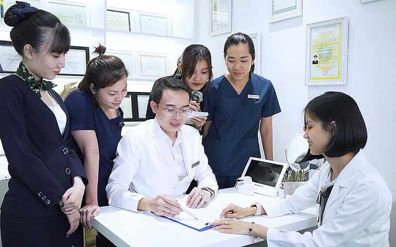 Bác sĩ CKI Phạm Minh Trường trao đổi chuyên môn cùng các nữ đồng nghiệp.