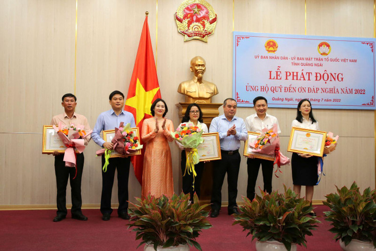 Ủy ban nhân dân tỉnh Quảng Ngãi tặng Bằng khen cho các tổ chức, doanh nghiệp có nhiều ủng hộ cho Quỹ Đền ơn đáp nghĩa.
