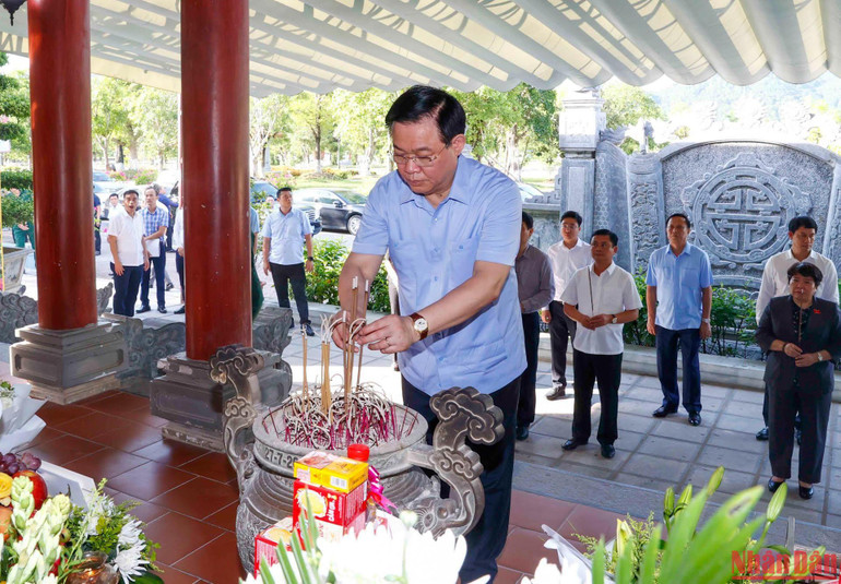 Chủ tịch Quốc hội Vương Đình Huệ và đoàn công tác dâng hoa, dâng hương tưởng nhớ các Anh hùng liệt sĩ tại khu di tích quốc gia Truông Bồn. (Ảnh: Đăng Anh)