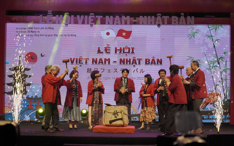 Các đại biểu thực hiện nghi thức đập rượu Sake truyền thống của người Nhật Bản