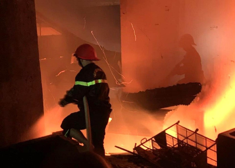 Các cán bộ, chiến sĩ Phòng cảnh sát Phòng cháy chữa cháy và Cứu nạn cứu hộ, Công an tỉnh Đắk Lắk nỗ lực chữa cháy trong đêm.