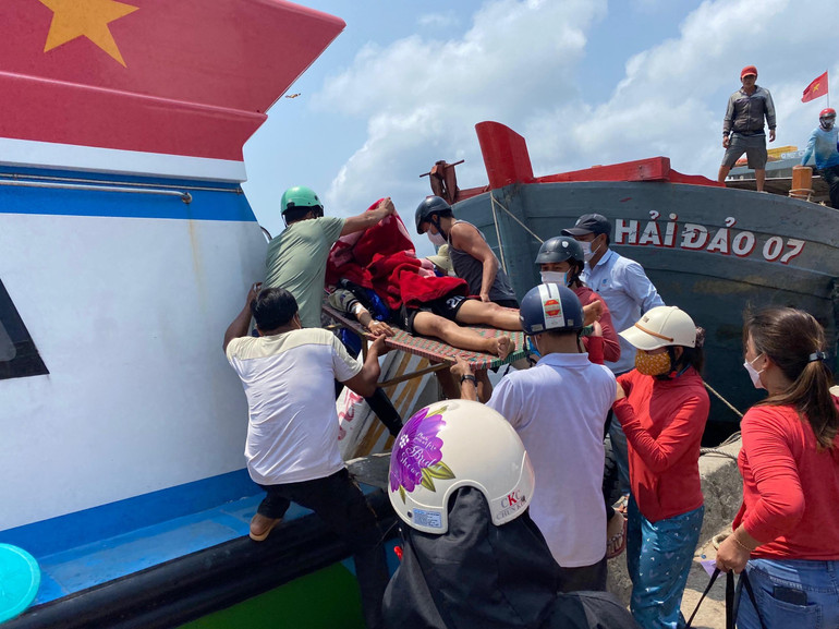 Vận chuyển người bệnh từ huyện đảo Lý Sơn vào đất liền. Trung tâm y tế Quân-Dân y kết hợp huyện Lý Sơn sớm hoàn thành sẽ giúp công tác điều trị bệnh cho người dân tốt hơn.