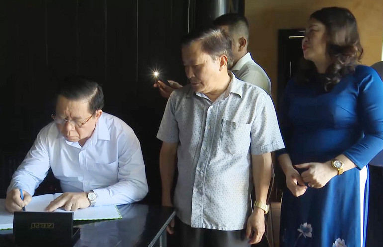 Đồng chí Nguyễn Trọng Nghĩa viết sổ lưu niệm tưởng nhớ đồng chí Võ Chí Công.