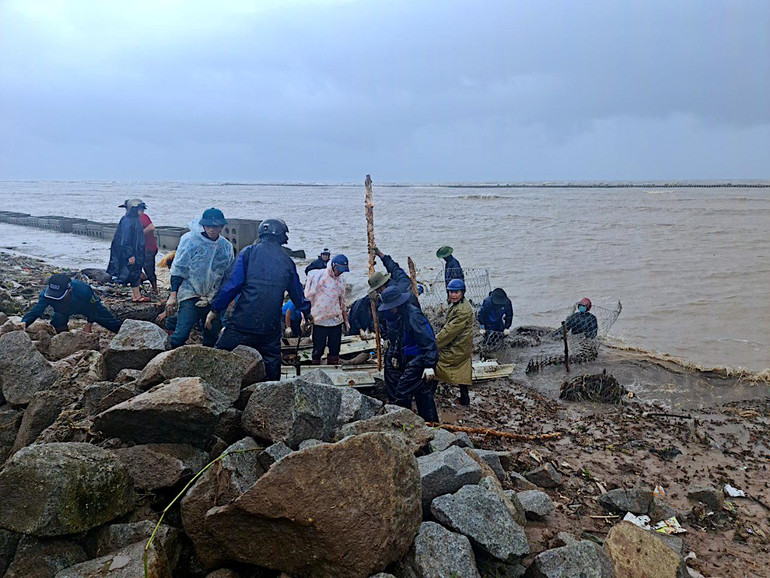 Cà Mau huy động lực lượng gia cố đê vào sáng 12/7.