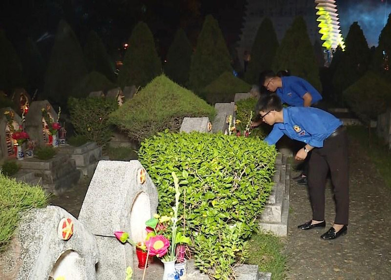 Tuổi trẻ thành phố Thanh Hóa dâng hương tri ân liệt sĩ.