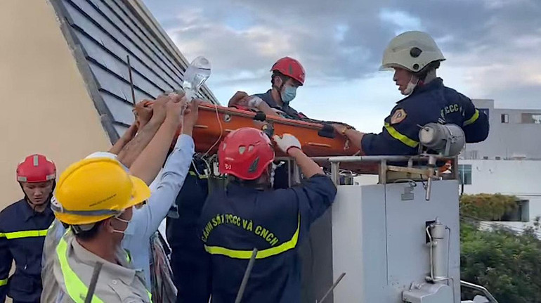 Lực lượng chức năng đưa công nhân bị nạn ra ngoài.