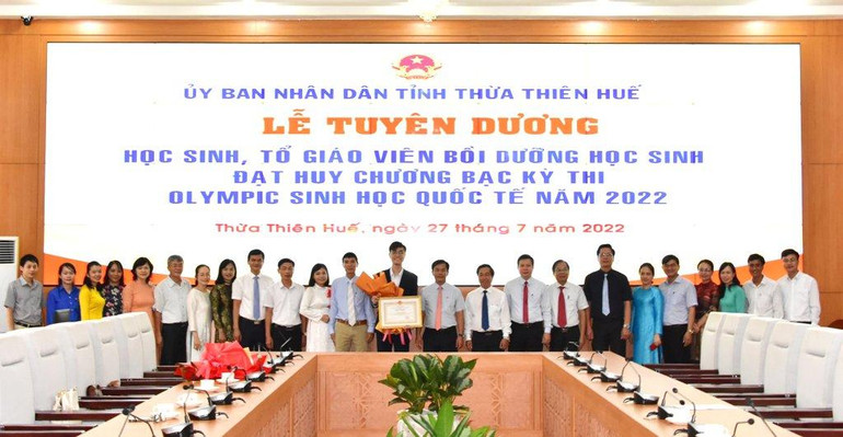 Lãnh đạo tỉnh, ngành giáo dục và đào tạo, các thầy, cô giáo Trường Trung học phổ thông chuyên Quốc Học chụp ảnh lưu niệm tại buổi lễ tuyên dương.