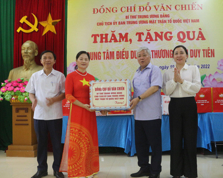 Đồng chí Đỗ Văn Chiến tặng quà Trung tâm thương binh Duy Tiên. Đồng chí Đỗ Văn Chiến tặng quà Trung tâm thương binh Duy Tiên.