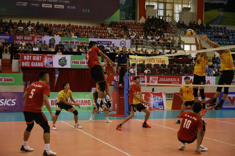 Trận thi đấu sôi nổi giữa đội Tràng An Ninh Bình gặp đội Sanest Khánh Hòa.