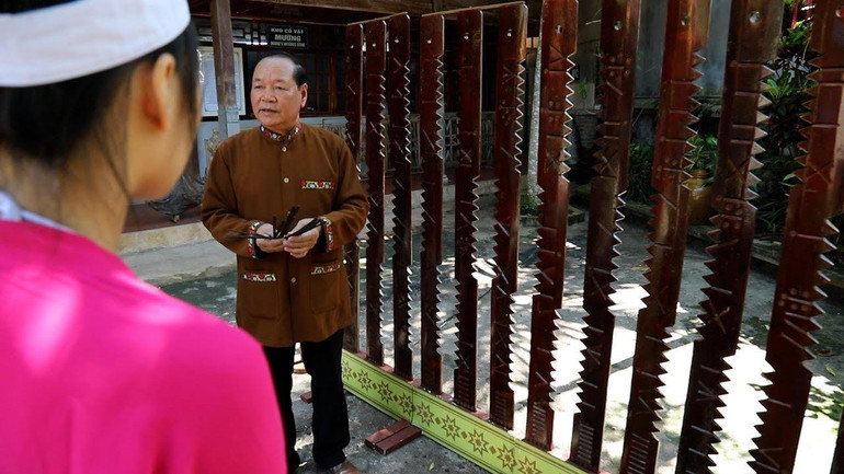 Ông Bùi Thanh Bình, nhà nghiên cứu sưu tầm văn hóa dân gian dân tộc Mường, giới thiệu bộ lịch Đoi tại Bảo tàng tư nhân văn hóa Mường.