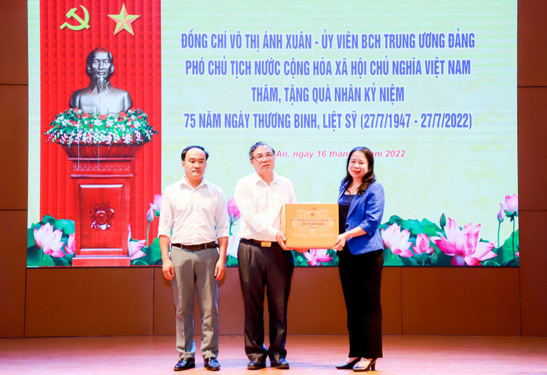 Phó Chủ tịch nước Võ Thị Ánh Xuân tặng quà cho Khu điều dưỡng thương binh Nghệ An và Khu điều dưỡng thương binh tâm thần kinh Nghệ An.