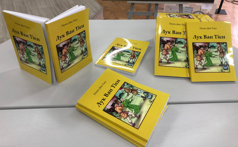 Cuốn sách Lục Vân Tiên được in bằng tiếng Ukraine.