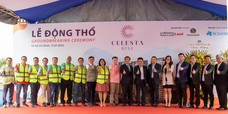 Lãnh đạo chủ đầu tư và Nhà thầu chụp hình cùng cán bộ công nhân viên công trình. Lãnh đạo chủ đầu tư và Nhà thầu chụp hình cùng cán bộ công nhân viên công trình.