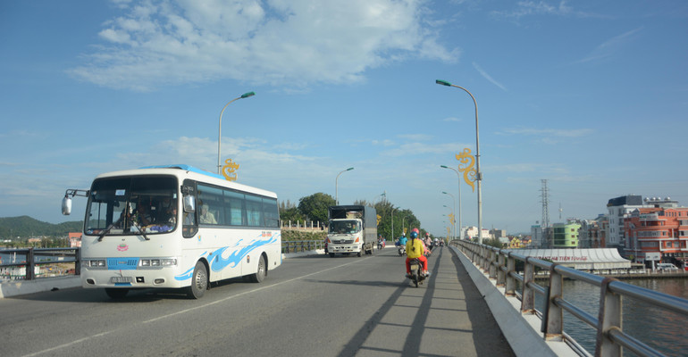 Phương tiện lưu thông trên cầu Tô Châu, thành phố Hà Tiên, tỉnh Kiên Giang.