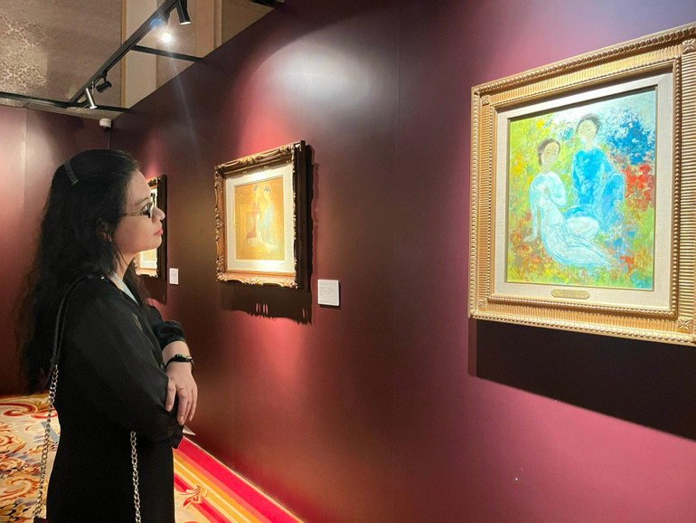 Khán giả xem tranh tại triển lãm.