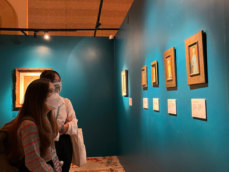 Khán giả xem tranh tại triển lãm.