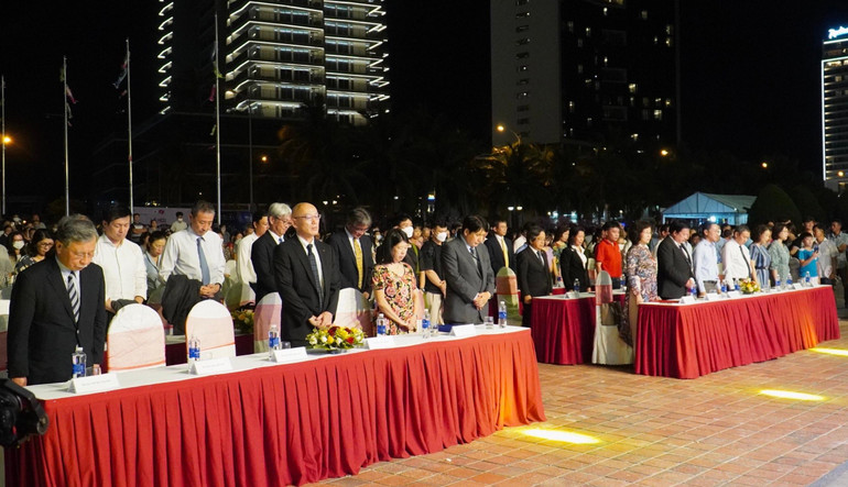 Các đại biểu dành một phút mặc niệm để gửi lời chia buồn sâu sắc đến gia đình cựu Thủ tướng Nhật Bản Abe Shinzo, Chính phủ và người dân Nhật Bản.