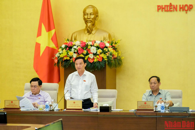 Phó Chủ tịch Quốc hội Nguyễn Khắc Định điều hành nội dung thảo luận tại phiên họp.