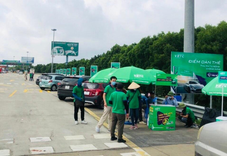 Công tác dán thẻ e-tag được VETC tổ chức quy củ, thuận tiện.