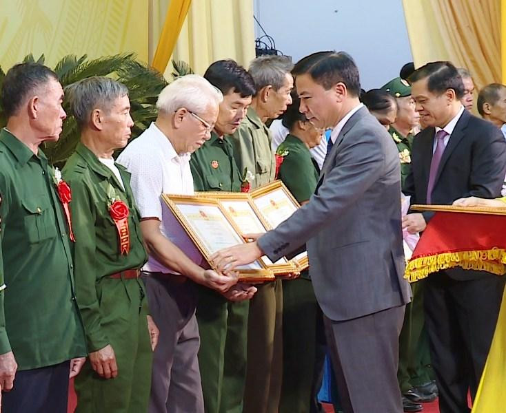 Bí thư Tỉnh ủy Thanh Hóa trao tặng Bằng khen cho người có công tiêu biểu.