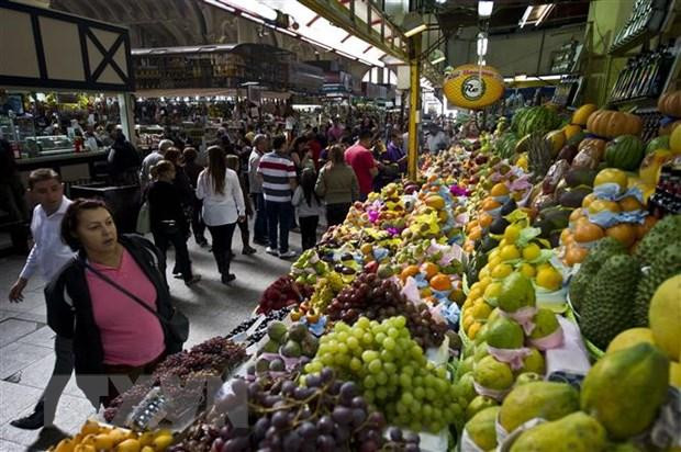 Khách hàng mua sắm tại một chợ ở Sao Paulo, Brazil. (Ảnh: AFP/TTXVN)