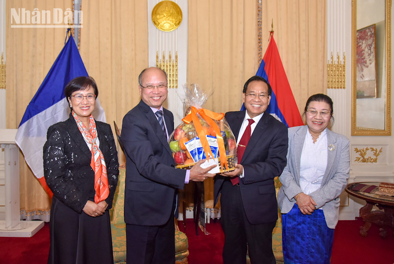 Đại sứ hai nước bày tỏ tin tưởng rằng quan hệ Việt Nam-Lào sẽ ngày càng bền chặt. (Ảnh: KHẢI HOÀN) Đại sứ hai nước bày tỏ tin tưởng rằng quan hệ Việt Nam-Lào sẽ ngày càng bền chặt. (Ảnh: KHẢI HOÀN)