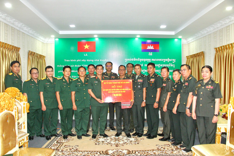 Thiếu tướng Phạm Văn Rậm, Phó Tư lệnh Bộ Tư lệnh Thành phố Hồ Chí Minh trao kinh phí xây dựng khu tưởng niệm đoàn 7708.