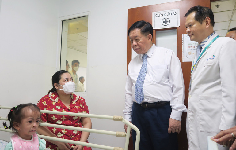 Phó Giáo sư, Tiến sĩ, bác sĩ Trương Quang Định, Giám đốc Bệnh viện Nhi Đồng thành phố (bên phải) cho biết, bệnh viện đã thực hiện thành công các ca phẫu thuật phức tạp.