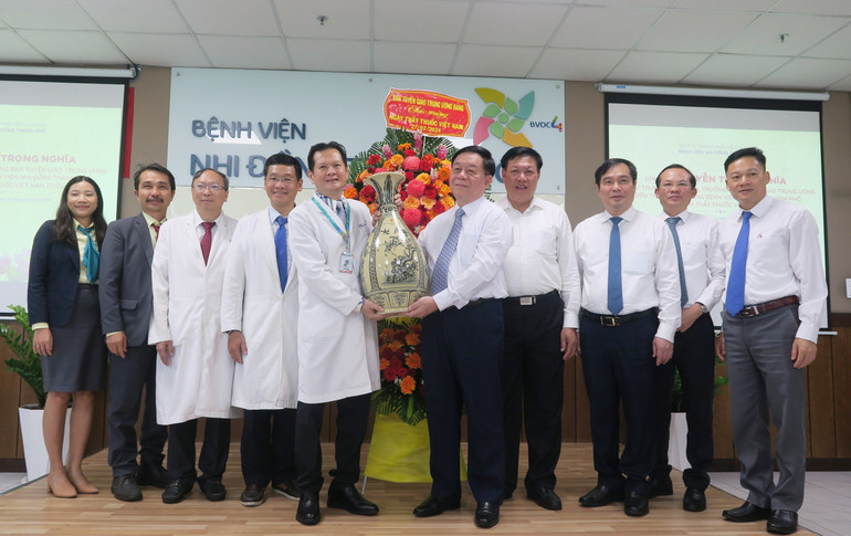 Đồng chí Nguyễn Trọng Nghĩa (đứng giữa bên phải) đề nghị ngành Y tế Thành phố Hồ Chí Minh và Bệnh viện Nhi Đồng thành phố cần quan tâm hơn nữa vấn đề dự phòng, chăm sóc sức khỏe trẻ em.