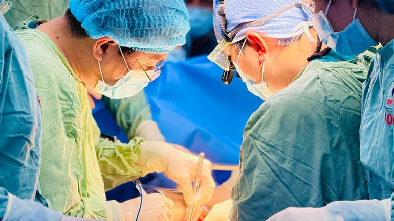 Ê-kíp thực hiện phẫu thuật lấy gan từ người hiến tạng.