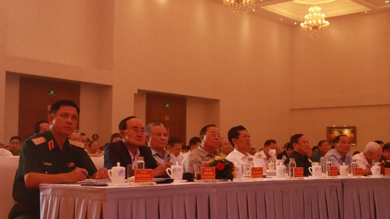 Trung tướng Nguyễn Trường Thắng, Ủy viên Trung ương Đảng, Ủy viên Quân ủy Trung ương, Tư lệnh Quân khu cùng các đại biểu dự gặp mặt.