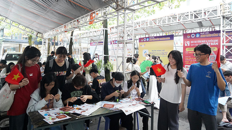 Gần 300 sinh viên đã tham gia cuộc thi cắt dán mô hình. Gần 300 sinh viên đã tham gia cuộc thi cắt dán mô hình.