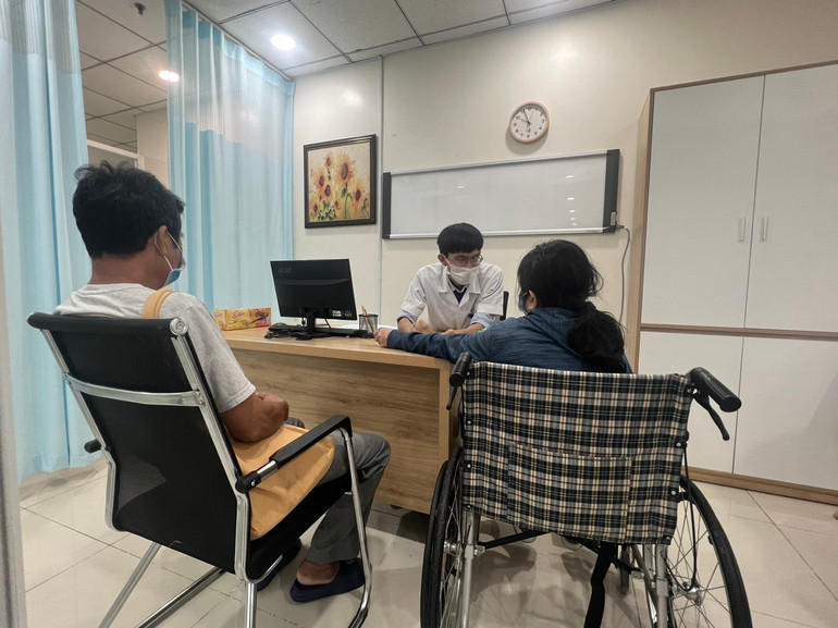 Bác sĩ thực hiện tầm soát bệnh Alzheimer và sa sút trí tuệ cho người dân