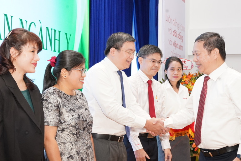 Bên cạnh việc trao giải cho các tác giả, Báo Người lao động cũng tri ân và vinh danh 2 cá nhân, 3 tập thể tiêu biểu trong ngành y tế - là người thật việc thật bước ra từ các trang viết của các tác phẩm dự thi.