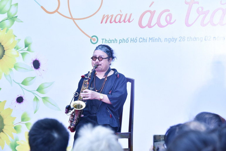 Khán giả xúc động với tiếng kèn đầy “ma lực” của nghệ sĩ saxophone Trần Mạnh Tuấn, người vẫn đang phải điều trị ngoại trú thường xuyên tại Bệnh viện sau 3 lần phẫu thuật não tại Bệnh viện.Tay anh run run cầm kèn vì di chứng sau bạo bệnh nhưng vẫn đầy đam mê trong những bản nhạc quen thuộc đã từng quyến rũ hàng triệu trái tim yêu nhạc Việt Nam.