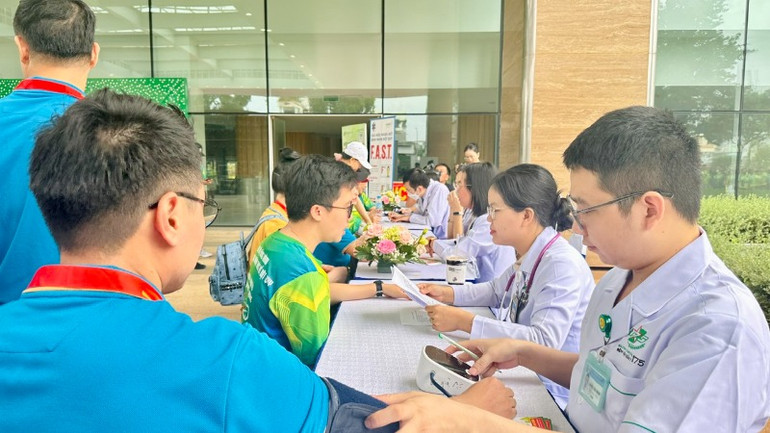 Khám tầm soát miễn phí yếu tố nguy cơ đột quỵ cho người tham gia chương trình đi bộ.