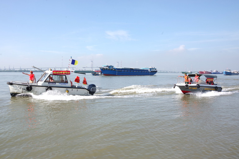 Các đơn vị phối hợp xuất quân đến các bến đò và các phương tiện neo đậu trên sông để tuyên truyền. (Ảnh: Mai Lan) Các đơn vị phối hợp xuất quân đến các bến đò và các phương tiện neo đậu trên sông để tuyên truyền. (Ảnh: Mai Lan)